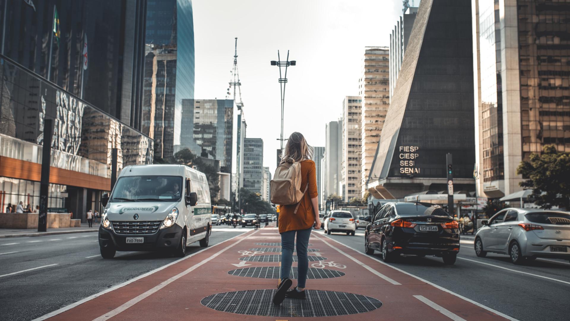Fotografia de uma pessoa caminhando na Avenida Paulista